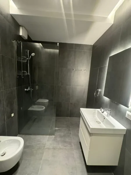 Tirane, jepet me qera apartament 2+1+Aneks+Ballkon Kati 5, 123 m² 1.300 € (Rruga Kavajes)