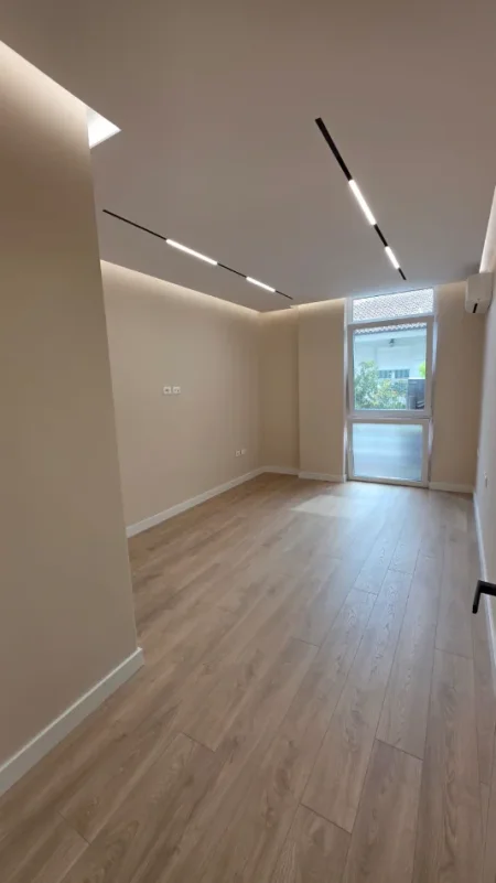 Tirane, jepet me qera ambjent biznesi Kati 2, 131 m² 2.600 € (sheshi Italia)