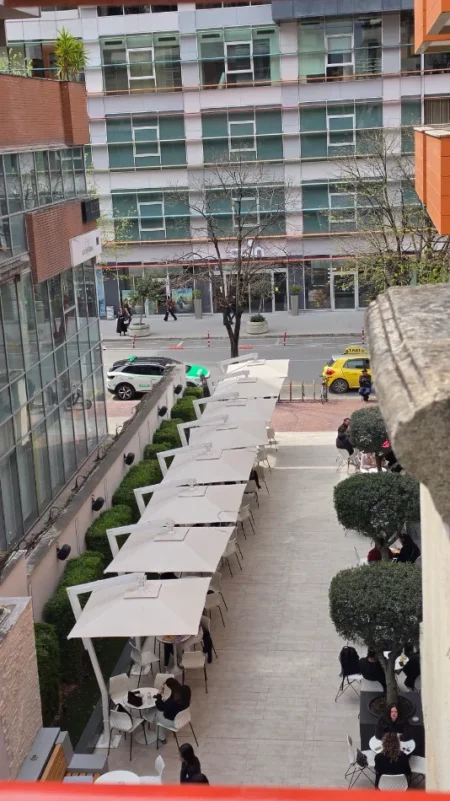 Tirane, jepet me qera ambjent biznesi Kati 2, 131 m² 2.600 € (sheshi Italia)