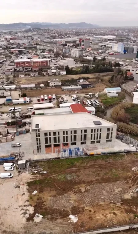 Tirane, jepet me qera ambjent biznesi Kati 4, 4.600 m² 20.000 € (FUSHE MEZEZ)