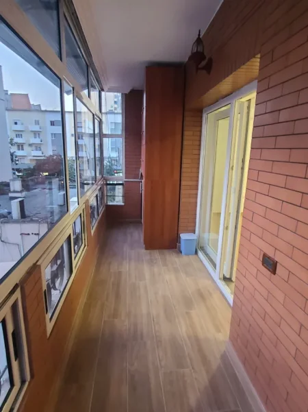 Tirane, jepet me qera ambjent biznesi Kati 2, 90 m² 1.200 € (Pranë Ushtarit të Panjohur)