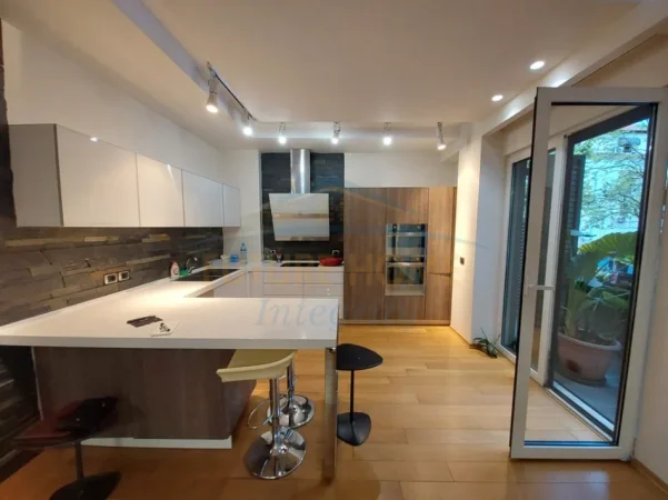 Shqiperi, jepet me qera ambjent biznesi Kati 1, 139 m² 2.000 € (Blloku)