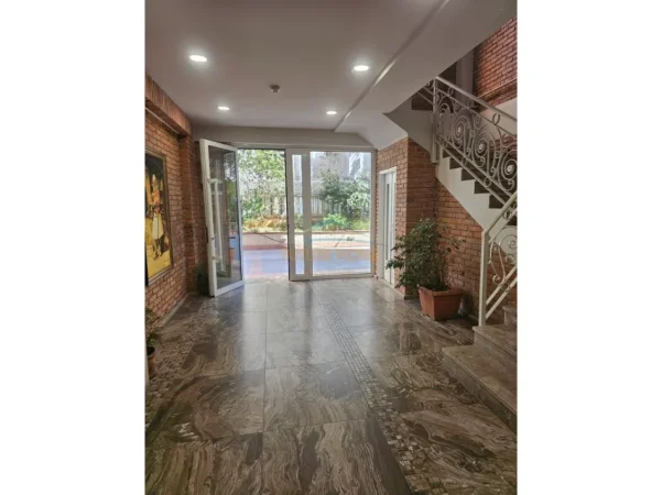 Tirane, jepet me qera ambjent biznesi Kati 1, 81 m² 1.250 € (Prane RTSH)