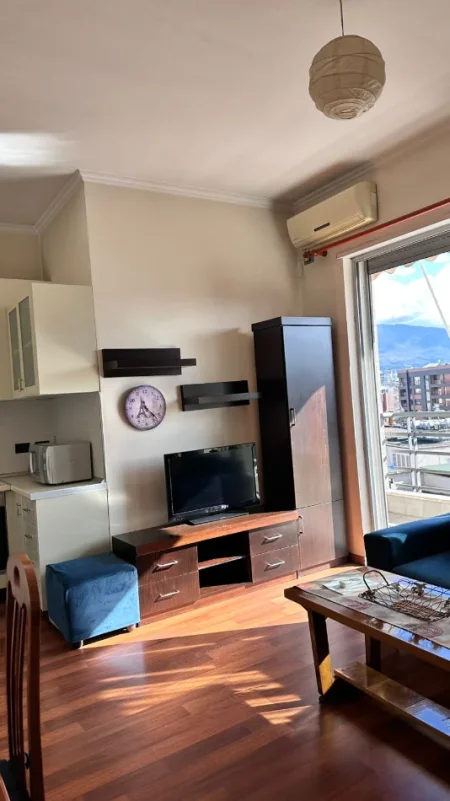 Tirane, jepet me qera apartament Kati 6, 70 m² 700 € (QENDER)
