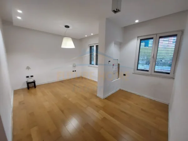 Tirane, jepet me qera ambjent biznesi Kati 1, 139 m² 2.000 € (BLLOK)