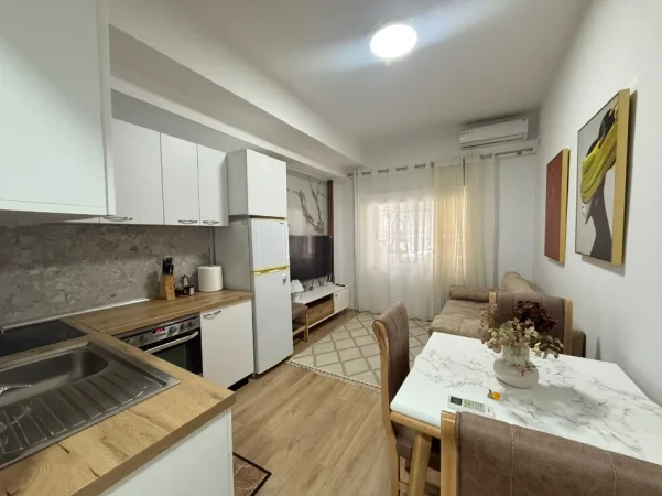 Tirane, jepet me qera apartament 1+1+Ballkon Kati 1, 50 m² 60.000 leke (Rruga Margarita Tutulani)