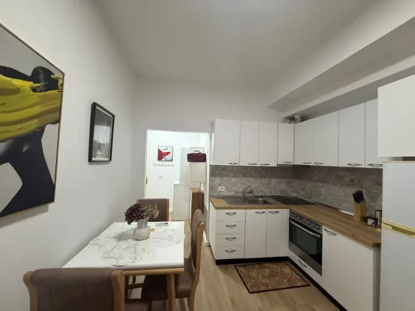 Tirane, jepet me qera apartament 1+1+Ballkon Kati 1, 50 m² 60.000 leke (Rruga Margarita Tutulani)