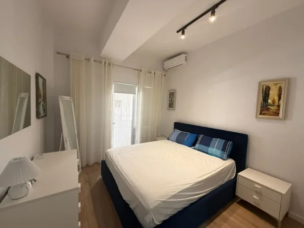 Tirane, jepet me qera apartament 1+1+Ballkon Kati 1, 50 m² 60.000 leke (Rruga Margarita Tutulani)