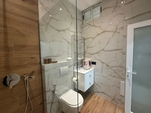 Tirane, jepet me qera apartament 1+1+Ballkon Kati 1, 50 m² 60.000 leke (Rruga Margarita Tutulani)