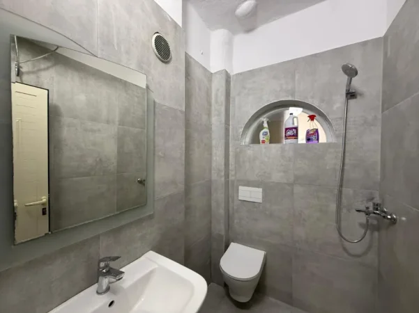 Tirane, jepet me qera apartament 1+1+Ballkon Kati 4, 50 m² 70.000 leke (Rruga Vaso Pasha)