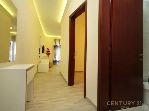 Vlore, jepet me qera hotel Kati 6, 2.200 m² 5.000 € (Vlore)