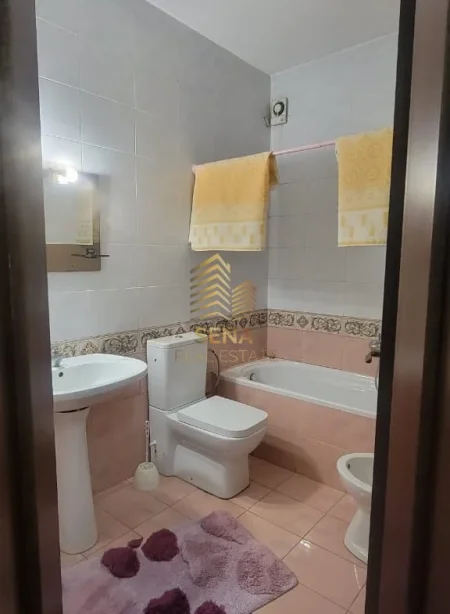 Tirane, jepet me qera apartament 2+1+Ballkon Kati 5, 105 m² 900 € (Bllok)