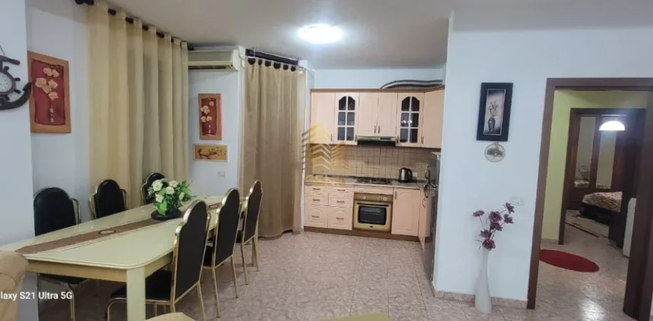 Tirane, jepet me qera apartament 2+1+Ballkon Kati 5, 105 m² 900 € (Bllok)