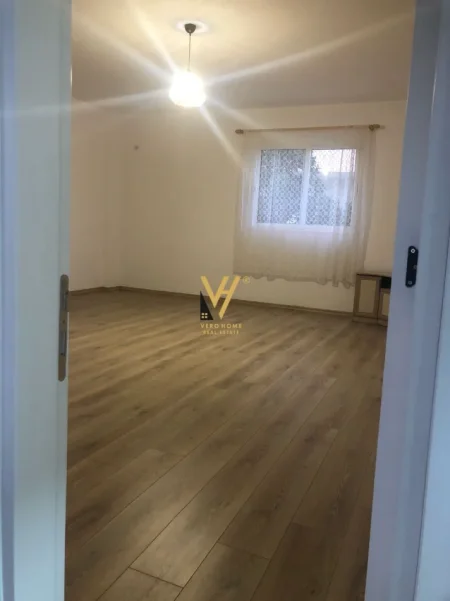 Tirane, jepet me qera apartament 2+1+Ballkon Kati 2, 100 m² 570 € (VILAT GJERMANE)