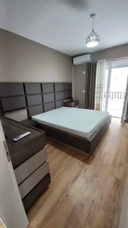 Tirane, jepet me qera apartament 2+1+Ballkon Kati 5, 130 m² 800 € 