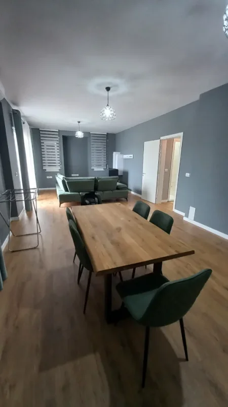 Tirane, jepet me qera apartament 2+1+Ballkon Kati 5, 130 m² 800 € 
