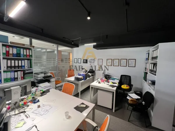 Tirane, jepet me qera zyre Kati 2, 72 m² 1.000 € (Pazari i ri)