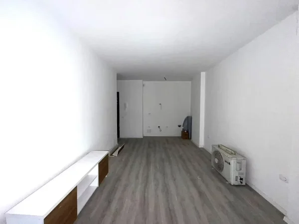 Tirane, jepet me qera apartament 1+1 Kati 3, 60 m² 550 € (Laprake)