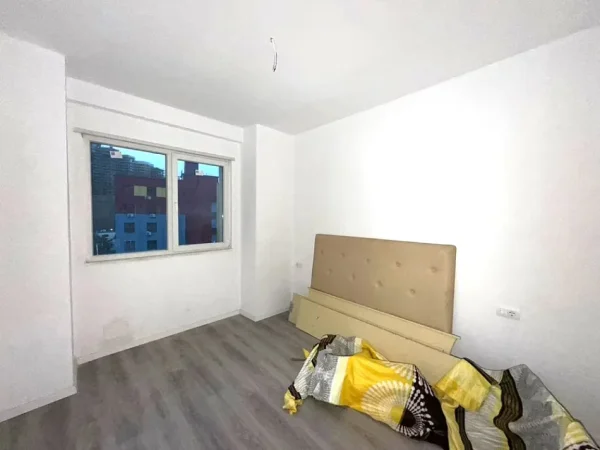 Tirane, jepet me qera apartament 1+1 Kati 3, 60 m² 550 € (Laprake)