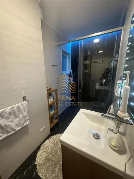 Tirane, jepet me qera apartament 2+1+Ballkon Kati 5, 75 m² 800 € (Delijorgji, rruga Irfan Tomini)
