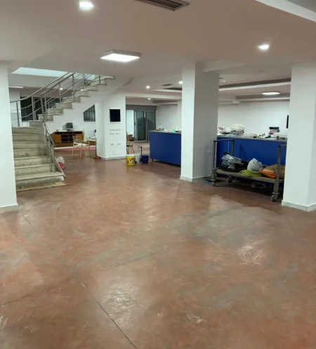 Tirane, jepet me qera magazine Kati 0, 400 m² 2.200 € (UNIVERSITETI BEDER)