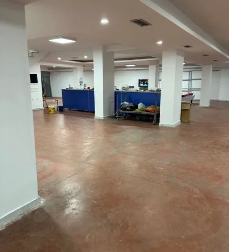 Tirane, jepet me qera magazine Kati 0, 400 m² 2.200 € (UNIVERSITETI BEDER)