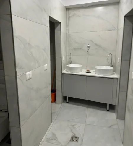 Tirane, jepet me qera magazine Kati 0, 400 m² 2.200 € (UNIVERSITETI BEDER)