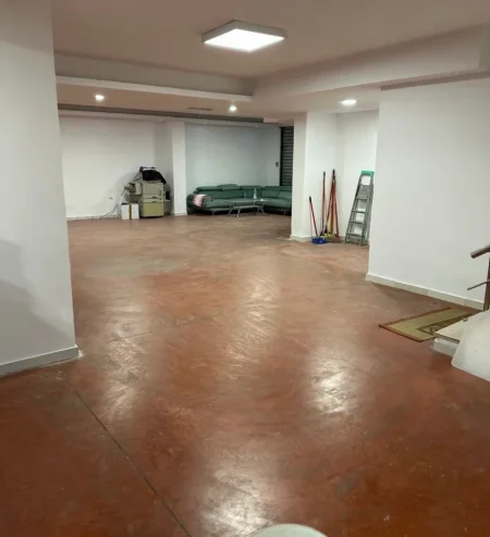 Tirane, jepet me qera magazine Kati 0, 400 m² 2.200 € (UNIVERSITETI BEDER)