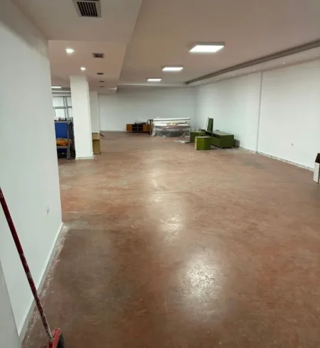 Tirane, jepet me qera magazine Kati 0, 400 m² 2.200 € (UNIVERSITETI BEDER)