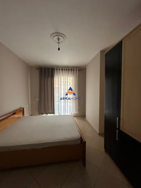 Tirane, jepet me qera apartament 2+1+Ballkon Kati 5, 94 m² 574 € 