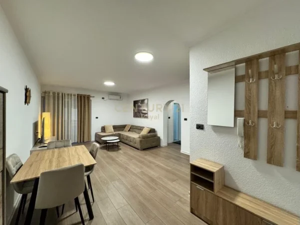 Tirane, jepet me qera apartament 2+1 Kati 5, 100 m² 1.000 € 