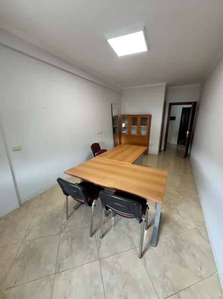Tirane, jepet me qera zyre Kati 4, 70 m² 500 € (Rr. Fortuzi te Ministria e Drejtesise)