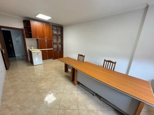 Tirane, jepet me qera zyre Kati 4, 70 m² 500 € (Rr. Fortuzi te Ministria e Drejtesise)