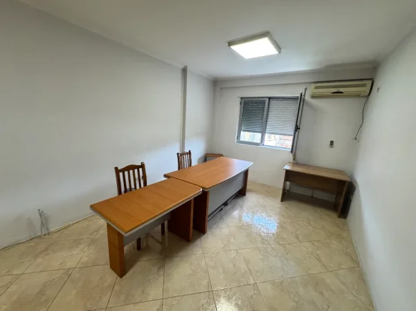 Tirane, jepet me qera zyre Kati 4, 70 m² 500 € (Rr. Fortuzi te Ministria e Drejtesise)