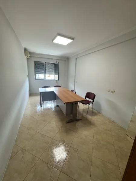Tirane, jepet me qera zyre Kati 4, 70 m² 500 € (Rr. Fortuzi te Ministria e Drejtesise)