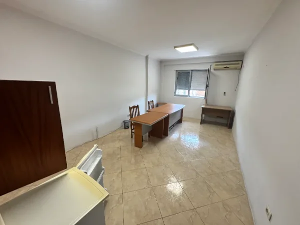 Tirane, jepet me qera zyre Kati 4, 70 m² 500 € (Rr. Fortuzi te Ministria e Drejtesise)