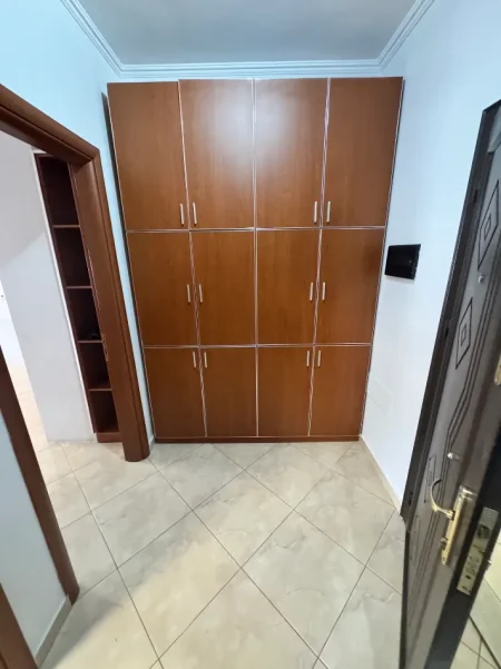 Tirane, jepet me qera zyre Kati 4, 70 m² 500 € (Rr. Fortuzi te Ministria e Drejtesise)