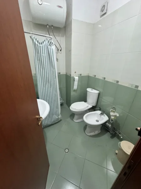 Tirane, jepet me qera zyre Kati 4, 70 m² 500 € (Rr. Fortuzi te Ministria e Drejtesise)