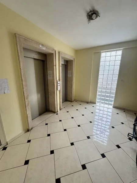 Tirane, jepet me qera zyre Kati 4, 70 m² 500 € (Rr. Fortuzi te Ministria e Drejtesise)