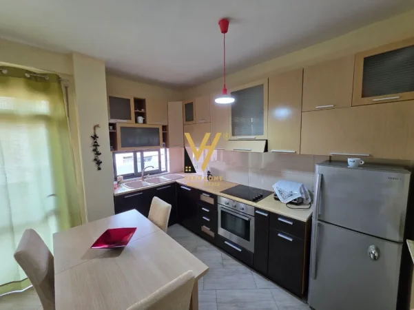 Tirane, jepet me qera apartament 1+1+Ballkon Kati 8, 68 m² 360 € (FRESKU)