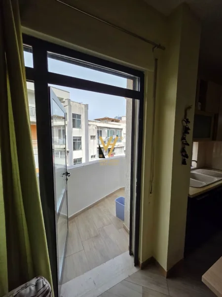 Tirane, jepet me qera apartament 1+1+Ballkon Kati 8, 68 m² 360 € (FRESKU)