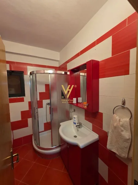 Tirane, jepet me qera apartament 1+1+Ballkon Kati 8, 68 m² 360 € (FRESKU)