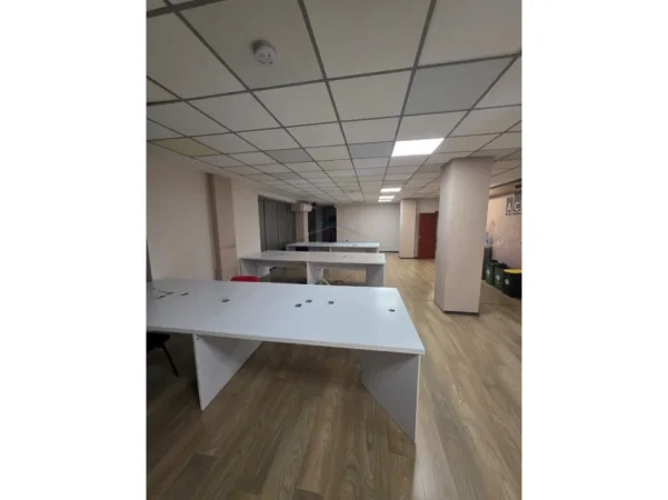 Tirane, jepet me qera ambjent biznesi Kati 1, 306 m² 3.400 € (Qender)