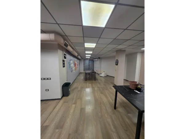 Tirane, jepet me qera ambjent biznesi Kati 1, 306 m² 3.400 € (Qender)