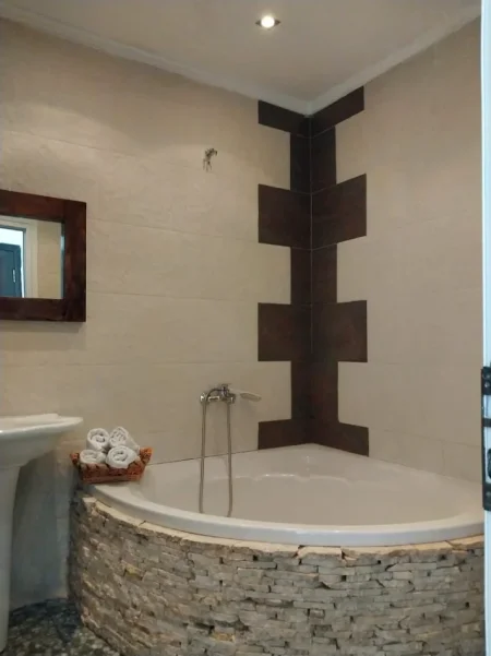 Divjake, shitet hotel , 1.200 m² 960.000 € 