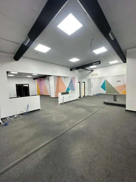 Tirane, jepet me qera ambjent biznesi Kati 1, 240 m² 2.500 € (Farmacia 10 prane spitalit Nene Tereza)