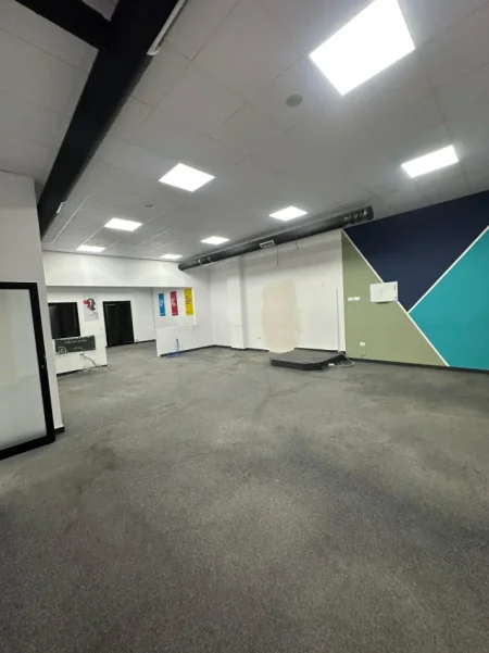 Tirane, jepet me qera ambjent biznesi Kati 1, 240 m² 2.500 € (Farmacia 10 prane spitalit Nene Tereza)