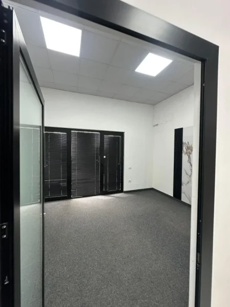 Tirane, jepet me qera ambjent biznesi Kati 1, 240 m² 2.500 € (Farmacia 10 prane spitalit Nene Tereza)