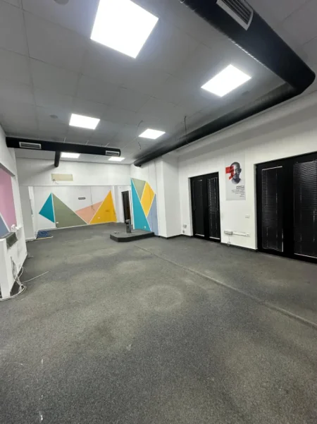 Tirane, jepet me qera ambjent biznesi Kati 1, 240 m² 2.500 € (Farmacia 10 prane spitalit Nene Tereza)