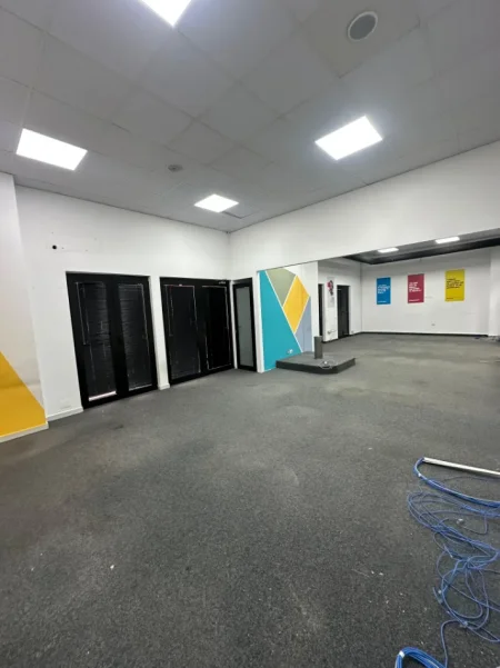 Tirane, jepet me qera ambjent biznesi Kati 1, 240 m² 2.500 € (Farmacia 10 prane spitalit Nene Tereza)